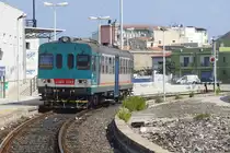 Am 29.09.2011 steht in der Station von Porto Torres Marittima der ALn 663 1103 bereit zur Abfahrt als Regionalzug 8903 nach Sassari. Fotostandpunkt f�r diese Aufnahme mit Zoom ist auf dem Bahnsteig, der entsprechend der Lage des Gleises von einem Bahnsteigende bis zum anderen Ende einen gr��eren Bogen beschreibt.