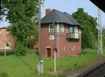 Das fr�hre Weichenw�rterstellwerk W1 von Ducherow(Strecke Berlin-Stralsund)konnte ich,am 14.Mai 2011,aus dem Zugfenster fotografieren.
