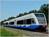 - An der Ostsee -  Usedom (polnisch Uznam) ist eine Insel in der Ostsee vor dem Stettiner Haff, welche zum gr��eren Teil zum deutschen Land Mecklenburg-Vorpommern geh�rt. Der �stlichste Teil der Insel um die Hafenstadt Swinem�nde (Świnoujście) ist polnisches Staatsgebiet. Seit dem 20. 09.2008 f�hrt die Usedomer B�derbahn bis zum vorl�ufigen Endpunkt Świnoujście Centrum, wo am 23.09.2011 dieses Bild enstand. (Jeanny)