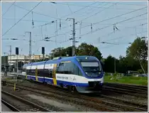 - An der Ostsee - Der VT 0004 der Ostseelandverkehr GmbH (OLA) verl�sst am 20.09.2011 den Hauptbahnhof von Stralsund in Richtung Neustrelitz. (Hans) 