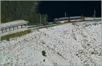 Der Beh 4/8 f�hrt in eine Schutzgalerie und wird wenige Minuten sp�ter die Gipfelstation Rochers de Naye erreichten. Der Damm, welcher Zug gerade bef�hrt ist �berings die Wasserscheide Rhein und Rhone und somit Nordsee und Mittelmeer.
12. Oktober 2011