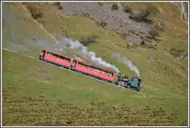 Auf der Ch�emad bei Mittler Stafel ist es besonders steil und Lok 6 bremst langsam B16 und B26 talw�rts. (01.10.2011)