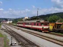 854 210-2/80-29 208-3 mit mit Sp 1867 Chlumec nad Cidlinou-Trutnov Hlavn� N�dra�� auf Bahnhof Hostinn� am 3-8-2011.
