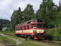 854 005-6 mit Os 15408 Jaroměř-Trutnov Hlavn� N�dra�� auf Bahnhof Trutnov Střed am 9-8-2011.