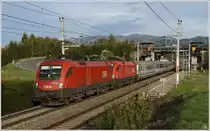 1116 090 & 069 ziehen den EC 103  Polonia  von  Warschau nach Villach.
Ehem. Haltestelle Spielberg 11.10.2011
