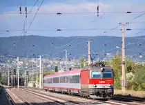 1044 085 mit IC Garnitur am 13.10.11 in Bad V�slau.