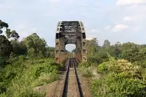 Im Strecken-Km 479,4 etwa 2Km vor dem Bf. Huai Thup Than liegt diese 100m lange Stahlbogenbr�cke. Bild vom 15.Juni 2011, Blickrichtung Ubon Ratchathani.