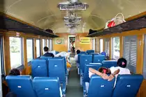 Innenansicht des 2.Kl. Abteils des บสส.33 (บสส.=BST./Bogie Second & Third Class Carriage). Aufgenommen am 15.Juni 2011 im Bf. Samrong Thap.