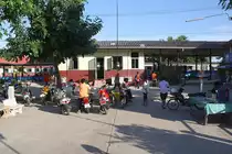 Bahnhofsvorplatz des Bf. Samrong Thap am 15.Juni 2011.
