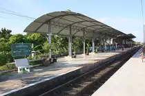 Hausbahnsteig des Bf. Samrong Thap, Blickrichtung Ubon Ratchathani, am 15.Juni 2011.

