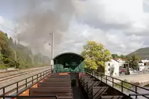 Auf einem kurzen St�ck verkehrt die Wei�eritztalbahn nach Verlassen des Bahnhofes Freital-Hainsberg parallel zur Hauptstrecke Dresden-Tharandt-Chemnitz. Die Aufnahme erfolgte am 07.10.2011 von der Plattform eines Waggons aus.