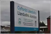 Wie der Name schon sagt zweigen hier die Strecken ins Conwy Valley und nach Llandudno ab. Wales ist zweisprachig und das Walisische ist f�r uns v�llig unverst�ndlich. (12.08.2011)