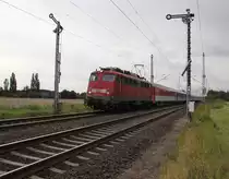 Und zum Abschluss des 10.08.2011 noch eine alte Dame, 115 448-3, die zwischen Stralsund und Ostseebad Binz ihr Gnadenbrot verdient, indem sie den EC 378 (Wien Praterstern - Ostseebad Binz) bef�rdert. Hier bei Rambin auf R�gen. 