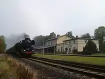 41 1144-9 mit dem Elstertal-Express bei der Einfahrt in Elsterberg, am 15.10.11.