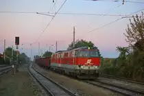 Koid is`, R�benzeit is`! Am 15.10.2011 bespannten die  Oldtimer  Tfz 2143 038 & 2143 073 den LGAG 59120 von Stadlau nach Deutsch-Wagram. Hier bei der Einfahrt in Deutsch-Wagram.