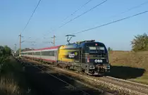 Die neueste Werbelok der Kapsch AG (Eigent�mer: �BB) bespannte am 15.10.2011 den OEC 78  Gustav Klimt  von Graz nach Praha hl.n. 
Hier zwischen Deutsch-Wagram & Helmahof.