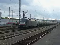 Taurus ES 64 U2-089 zieht einen Kesselwagenzug am 10.10.2011 durch Kaiserslautern

