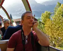 Armin ist sichtlich zufrieden. Auch Herbert (links) gef�llt das BB-Treffen in Brienz. Unterwegs im BRB-SIG-Panoramawagen, gleich nach der Abfahrt in Richtung Rothorn Kulm, 01. Okt. 2011, 10:53