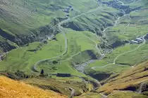 BRB-Dampfzug 3. Generation auf Talfahrt, kurz nach Verlassen des K�hmatt-Tunnels. In wenigen Sekunden wird der Zug den oberen K�hmattdamm passieren, dann die Ch�emad und Mittler Stafel. Auf Wanderung in Richtung Rothorn Kulm, 30. Sept. 2011, 16:50 