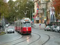 Wien Wiener Linien SL 60 (E2 4057 (SGP 1986)) XIII, Hietzing, Hietzinger Hauptstraße / Kennedybrücke am 20. Oktober 2010.