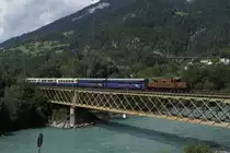 Am 2.9.11 �berquert die Ge 6/6 I 415 mit dem Classic Pullmann Express den Hinterrhein bei Reichenau-Tamins.