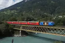 F�r den falschen Verein wirbt die Ge 4/4 III 652, die am 2.9.11 den Hinterrhein bei Reichenau-Tamins �berquert.