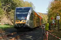 GTW 2/6 der Hellertalbahn f�hrt am 15.10.2011 Richtung Betzdorf, hier am st�ndig geschlossenen Bahn�bergang in Herdorf-Sassenroth.