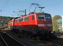 111 010 mit RE 9 am 15.10.2011 im Bahnhof Betzdorf/Sieg, hier geht heute auf der Schiene, wegen Bauarbeiten, nicht weiter. Die Lok ist gerade, f�r die andere Fartrichtung, am umb�geln.
