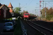 185 344-9 durchf�hrt hier mit einem gen Leipzig fahrenden gemischten G�terzug den Bahnhof Markranst�dt, 03.10.2011.