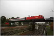 1116 143 �berquert (vermutlich mit einem LP) den Wien Fluss und die U-Bahn-Linie U4. Wien/Unter-St. Veit, 10.10.11