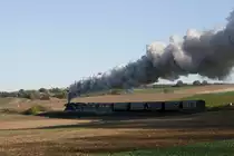 Am noch k�hlen Morgen erklimmt die 52er mit 7 Wagons gerade den Mollmannsdorfer Berg (15.10.2011)