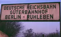 Eingangsschild G�terbahnhof Berlin-Ruhleben 1978. Ruhleben war schon lange kein G�terbahnhof mehr, keine G�terschuppen, keine Entladegleise. Es war  nur  noch ein Rangierbahnhof, �ber den der reichliche G�terverkehr abgewickelt wurde. Tankz�ge f�r das Tanklager in Haselhorst (WTAG-Lok), Kohlez�ge f�r das Kraftwerk Reuter und der gesamte G�terverkehr von und zu den Siemens-Werken (Siemens-Werkbahn mit 4 Ellok)-alle diese Fahrten mit 118ern sp�ter 132ern, die diese Z�ge �ber eine recht steile Rampe und Br�cken �ber die Bahnanlagen und die Spree ziehen mussten. In die andere Richtung lag der Spandauer Hafen am Tiefwerderweg und die Zufahrt zum Industriegel�nde an der Freiheit. 