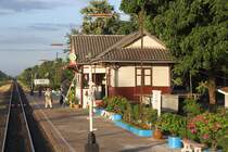 Aufnahmsgeb�ude des Bf. Muang Thi, Blickrichtung Ubon Ratchathani, am 15.Juni 2011.