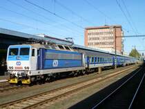 363 083-7 wartete im Banhof Cheb am 16.10.11 auf ihre Abfahrt nach Prag.