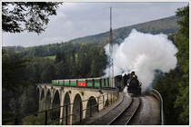 83-180 (gebaut 1949 unter der Fabriksnummer 136 von Đuro Đakovic  in der heute in Kroatien liegenden Stadt Slavonski Brod und 1998 vom bosnischen Kohlenbergwerk Banovići im August 1998 an den Club U 44 verkauft) und Lok 2 „Zillertal“ der Zillertalbahn (gebaut 1900 unter der Fabriksnummer 4506 von Krauss/Linz)  am 16.10.2011 mit ihrem Dampfzug von Weiz nach Birkfeld bei der Querung des Grubviaduktes.