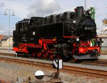 99 1771 (s�chsische 7K) frischt am 07.10.2011 ihre Wasservorr�te am Wasserkran im Bahnhof Dippoldiswalde auf, bevor sie ihren Planzug zur�ck nach Freital-Hainsberg bringt. 