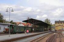 Dippoldiswalder Bahnhofsimpression, aufgenommen am 07.10.2011. Dieser Bahnhof ist nach dem teilweisen Wiederaufbau der Strecke nach der Flutzerst�rung von 2002 die vorl�ufige Endstation der Wei�eritztalbahn. Darf man den aktuellen Meldungen glauben, steht der weitere Wiederaufbau bis zum eigentlichen Endbahnhof Kurort Kipsdorf unmittelbar bevor! Die Gelder daf�r sollen jedenfalls gesichert sein. Man spricht von einer Inbetriebnahme der Reststrecke von voraussichtlich 2013! 