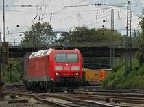185 041-1 zieht am 18.09.2011 einen KLV-Zug unter der Br�cke Turmstrasse nach Aachen West.