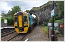 Conwy mit seinem Schloss und der Stadtmauer geh�rt zum Weltkultuerbe und ist ein Besuch wert. Die Station liegt innerhalb der Altstadtmauer und ist somit bestens geeignet f�r einen Besuch. 158 820 nach Holyhead legt hier einen Halt ein. (13.08.2011)
