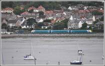 Entlang der Llandudno Bay bei Deganwy verkehren ein Triebzug Class 175 und ebenfalls ein Bus, beide betrieben von Arriva. Die Aufnahme habe ich von der begehbaren Stadtmauer in Conwy gemacht. (13.08.2011)