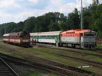 754 050-3 mit R 856 Trutnov Hlavn� N�dra��-Praha Hlavn� N�dra�� und 854 005-6 mit Os 15419 Trutnov Hlavn� N�dra��-Jaroměř auf Bahnhof Trutnov Hlavn� N�dra�� am 3-8-2011.