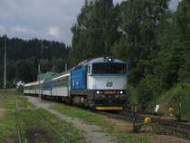 750 706-4 mit R 850 Trutnov Hlavn� N�dra��-Praha Hlavn� N�dra�� auf Bahnhof Trutnov Střed am 9-8-2011.