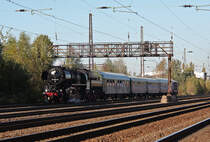 Kurz nachdem der Sonderzug das Leipziger Stadtgebiet wieder erreichte, durchf�hrt er hier die alte Signalbr�cke in Leipzig-Mockau,16.10.2011.