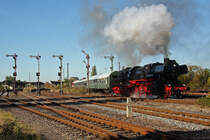 Ab Zeitz bespannte dann die vereinseigene 52 8154-8 den Sonderzug in Richtung Wei�enfels, die V75 verblieb am Zugschlu�. Die Ausfahrt Zeitz wie immer ein Erlebnis, 16.10.2011.