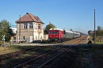 Kleines Manko der Fahrt: Die V75 hing mit F�hrerstand voran am Zug, was allerdings aufgrund der Streckensperrung in Leipzig nur mit einem gro�en Aufwand h�tte ge�ndert werden k�nnen. Ein Grund die Lok zu einem sp�teren Zeitpunkt nocheinmal nach Leipzig zu holen! Hier passiert der Zug das B1 in Reuden, 16.10.2011.