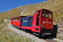 BRB Hm 2/2 Nr. 9 auf Talfahrt mit B12 und B4 (dieser mit BB-Kollegen) kurz vor dem Niveau-�bergang. Die dieselhydrostatische Lok substituiert immer noch Dampflok Nr. 12, die noch immer in Revision ist. In der Morgenweid, 01. Okt. 2011, 14:40