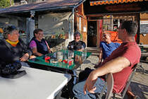 Die BB-Fotografen-Gruppe ist nun wieder zusammen: beim Zvieri auf der Terrasse im Berghaus Planalp, 01. Okt. 2011, 17:06