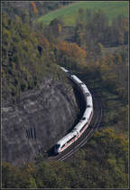 . Der Berghang folgend - 

ICE 3 auf der Geislinger Steige, auf Talfahrt. 

16.10.2011 (J)