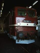 242 002 im dunklen Schuppen 2 des S�chsischen Eisenbahnmuseums Chemnitz, 08.04.06