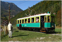 Die nieder�sterreichische H�llentalbahn ist eine schmalspurige, elektrische Lokalbahn mit einer Spurweite von 760 mm, welche vom �BB-Bahnhof Payerbach-Reichenau an der Semmeringbahn auf einer ca. 5 km langen Strecke �ber Reichenau an der Rax nach Hirschwang bis zum Beginn des H�llentales f�hrt.(Quelle Wikipedia)
Hier f�hrt Triebwagen 1 der H�llentalbahn von Hirschwang nach Payerbach Reichenau. http://www.lokalbahnen.at/hoellentalbahn/  
Hst.Hirschwang 16.10.2011